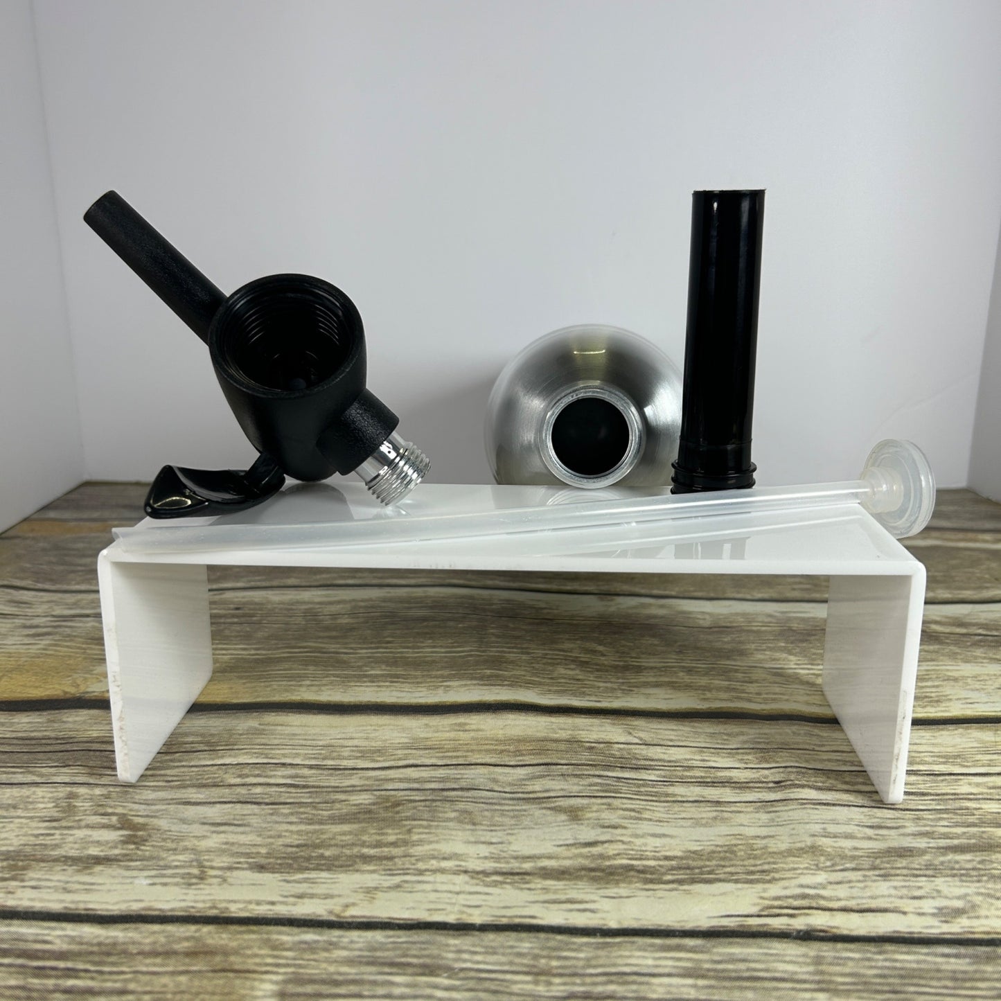 Vintage Aluminum Soda Siphon Bottle 1L Capacity Sleek Retro Design Black Plastic Head