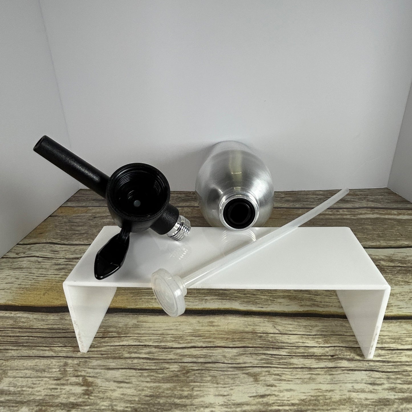 Vintage Aluminum Soda Siphon Bottle 1L Capacity Sleek Retro Design Black Plastic Head