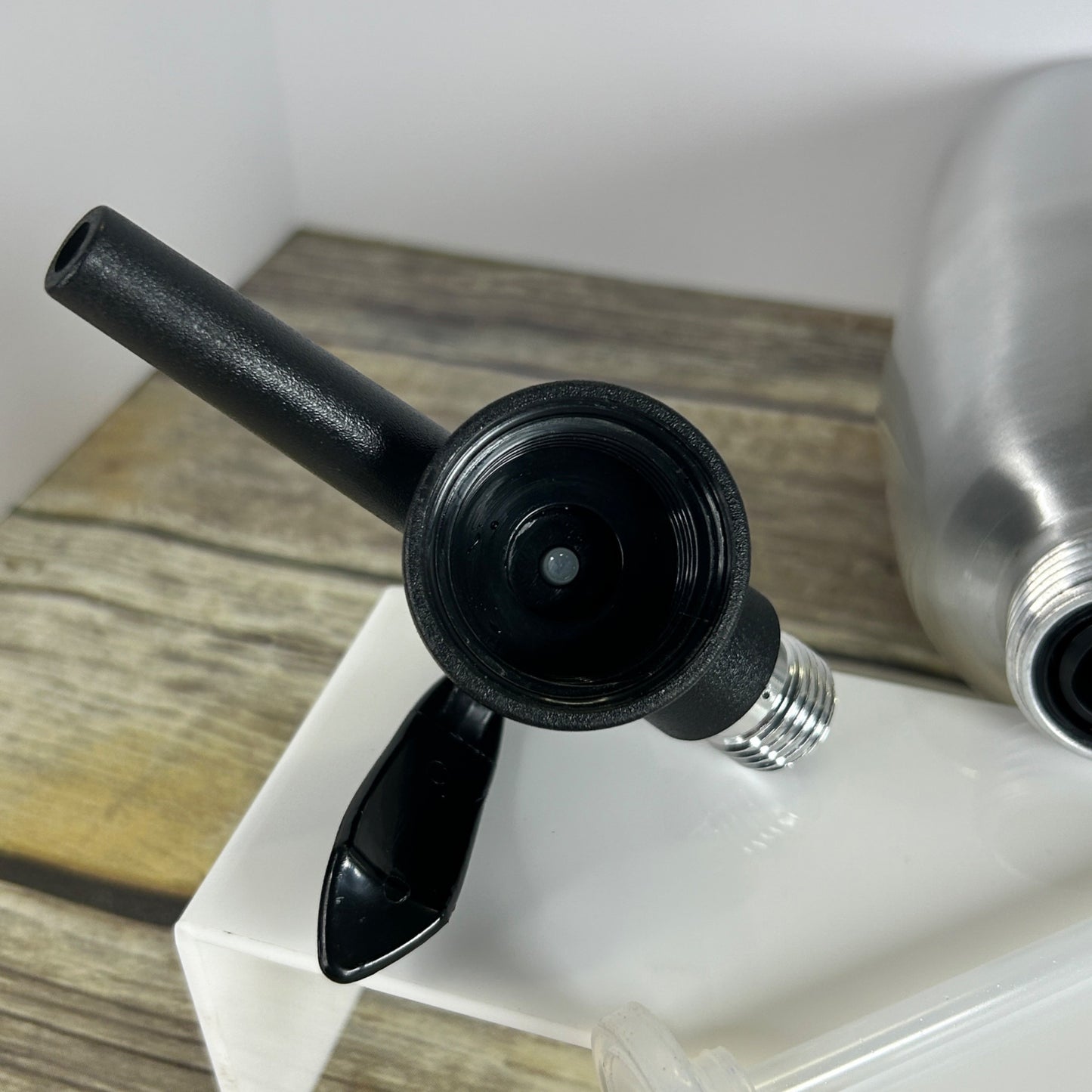 Vintage Aluminum Soda Siphon Bottle 1L Capacity Sleek Retro Design Black Plastic Head