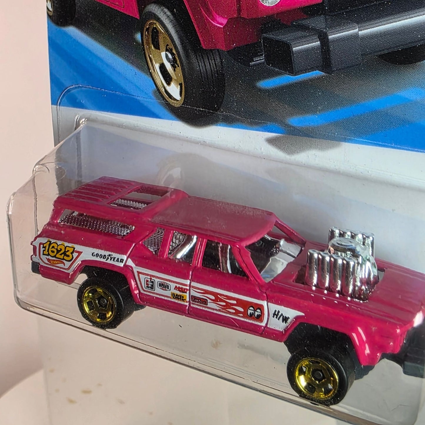 2015 Hot Wheels Cruise Bruiser Pink