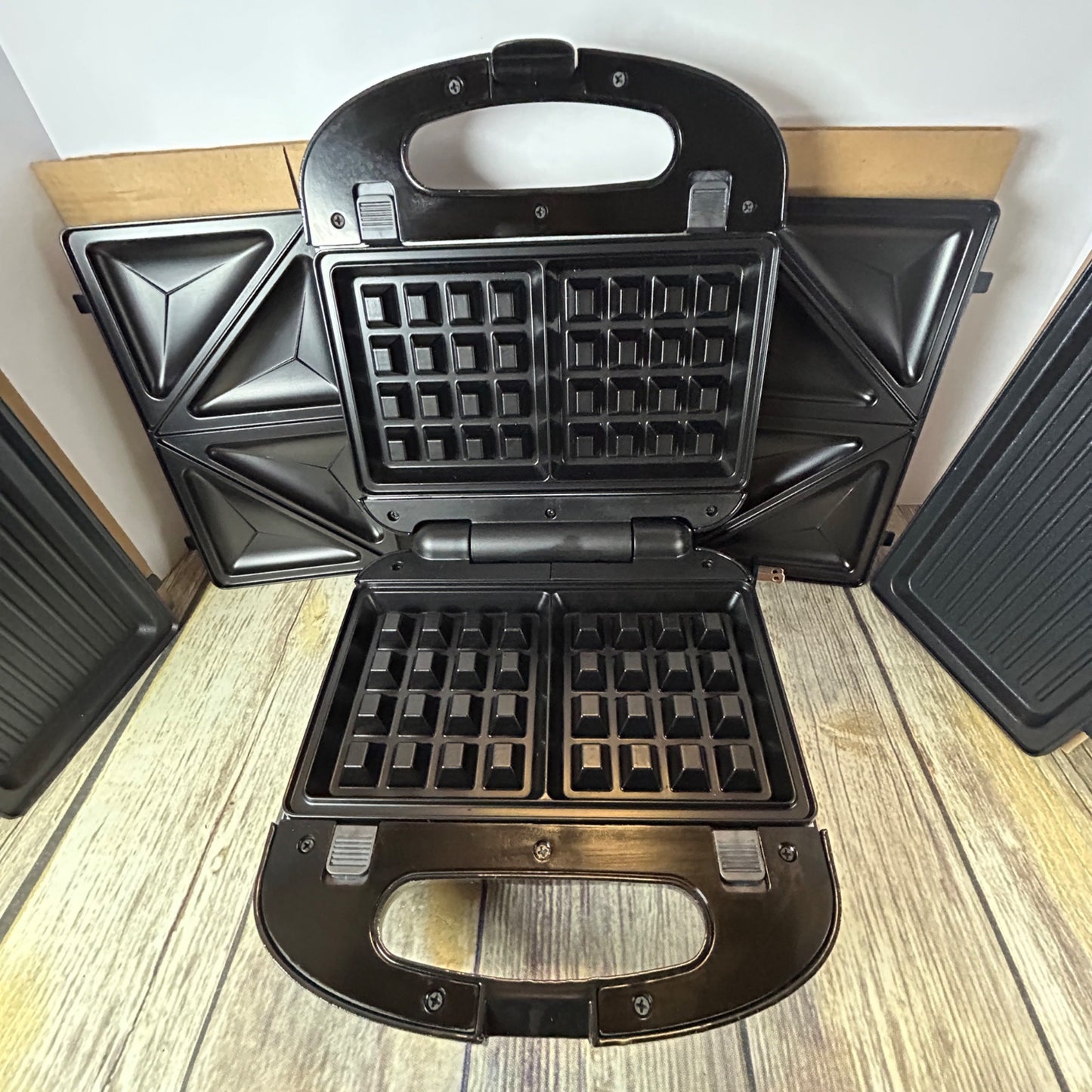 Black+Decker 3-In-1 Compact Waffle Iron Grill & Sandwich Maker With Non-Stick Removable Plates Space Saving Design