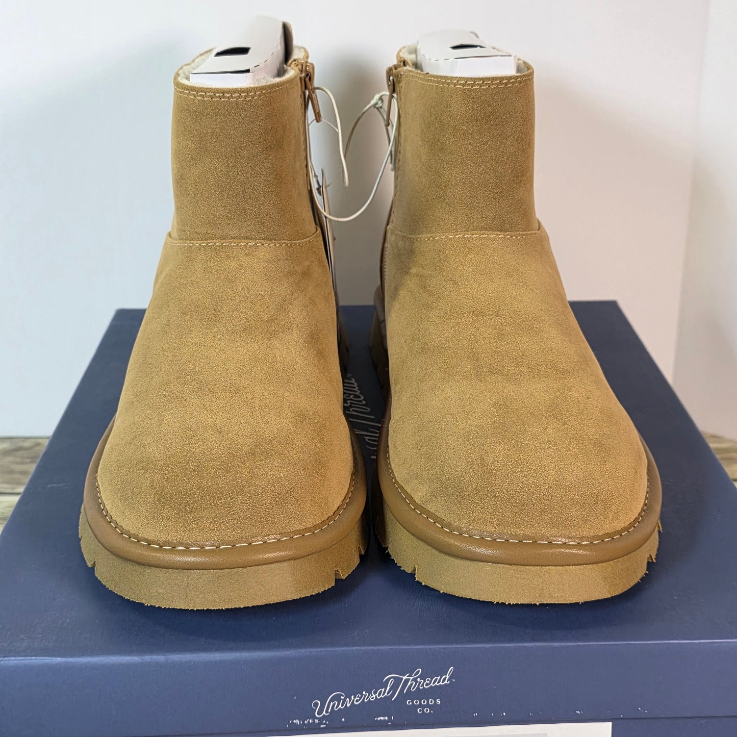 NIB New Womens May Boots Tan Ankle 11M Winter Universal Threads