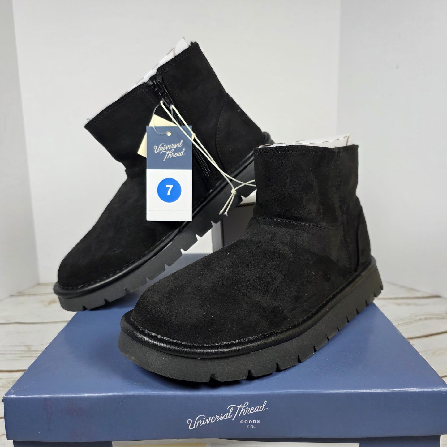 NIB New Womens May Boots Black Ankle 7M Winter Universal Threads