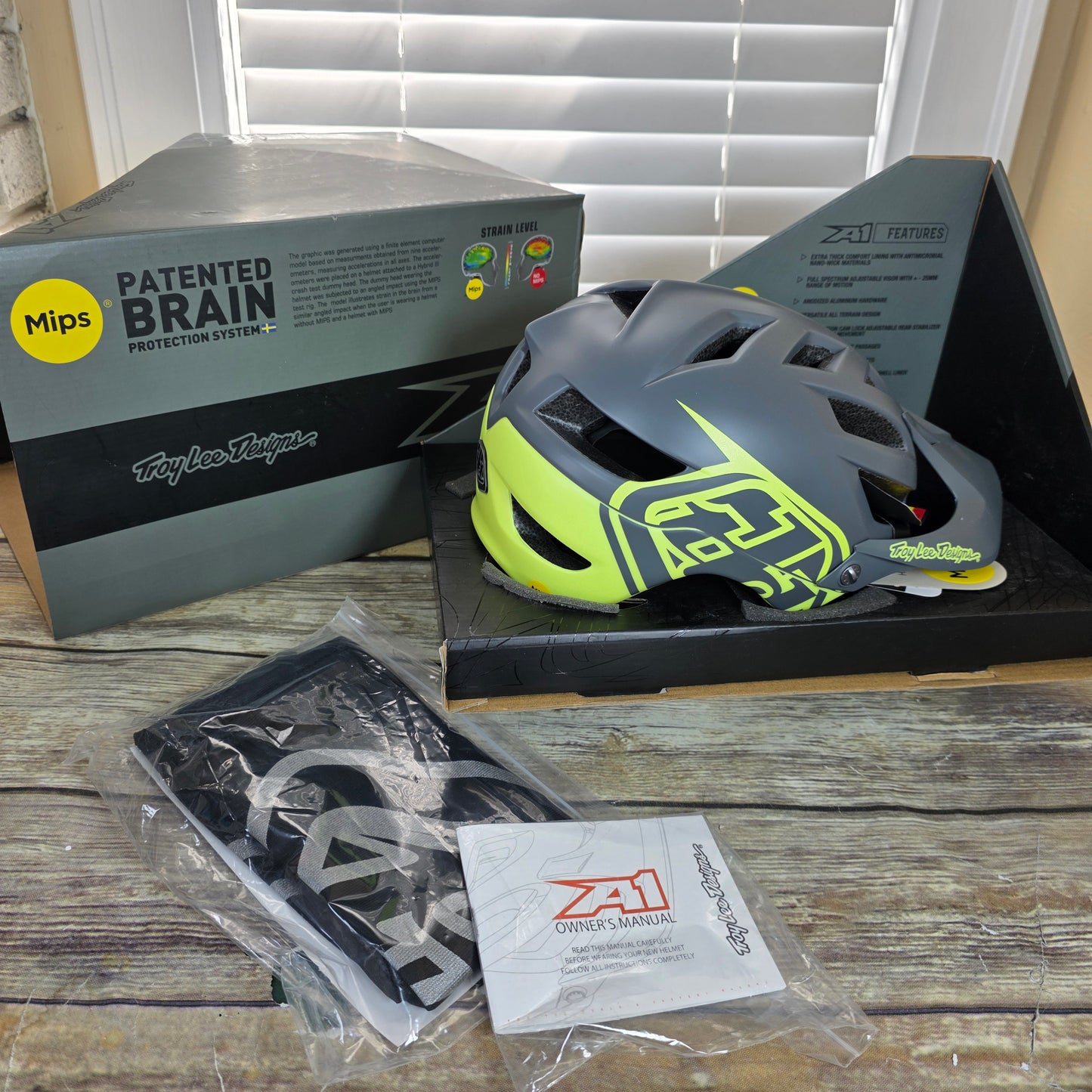 NIOB New Troy Lee Designs A1 Mips Classic Gray Yellow Small