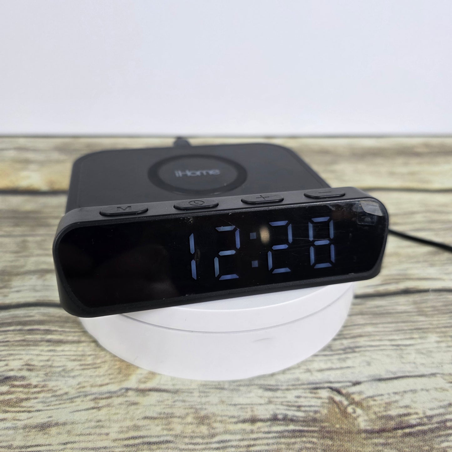 iHome Wirless Charging Alarm Clock iW14B.EXv24