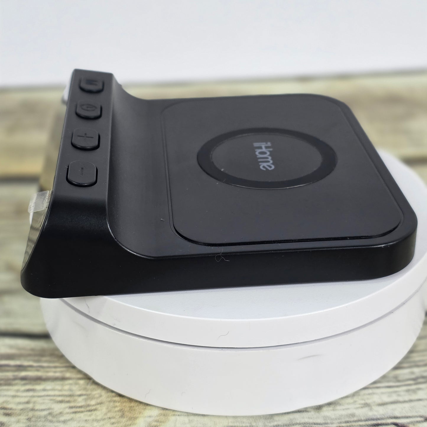 iHome Wirless Charging Alarm Clock iW14B.EXv24