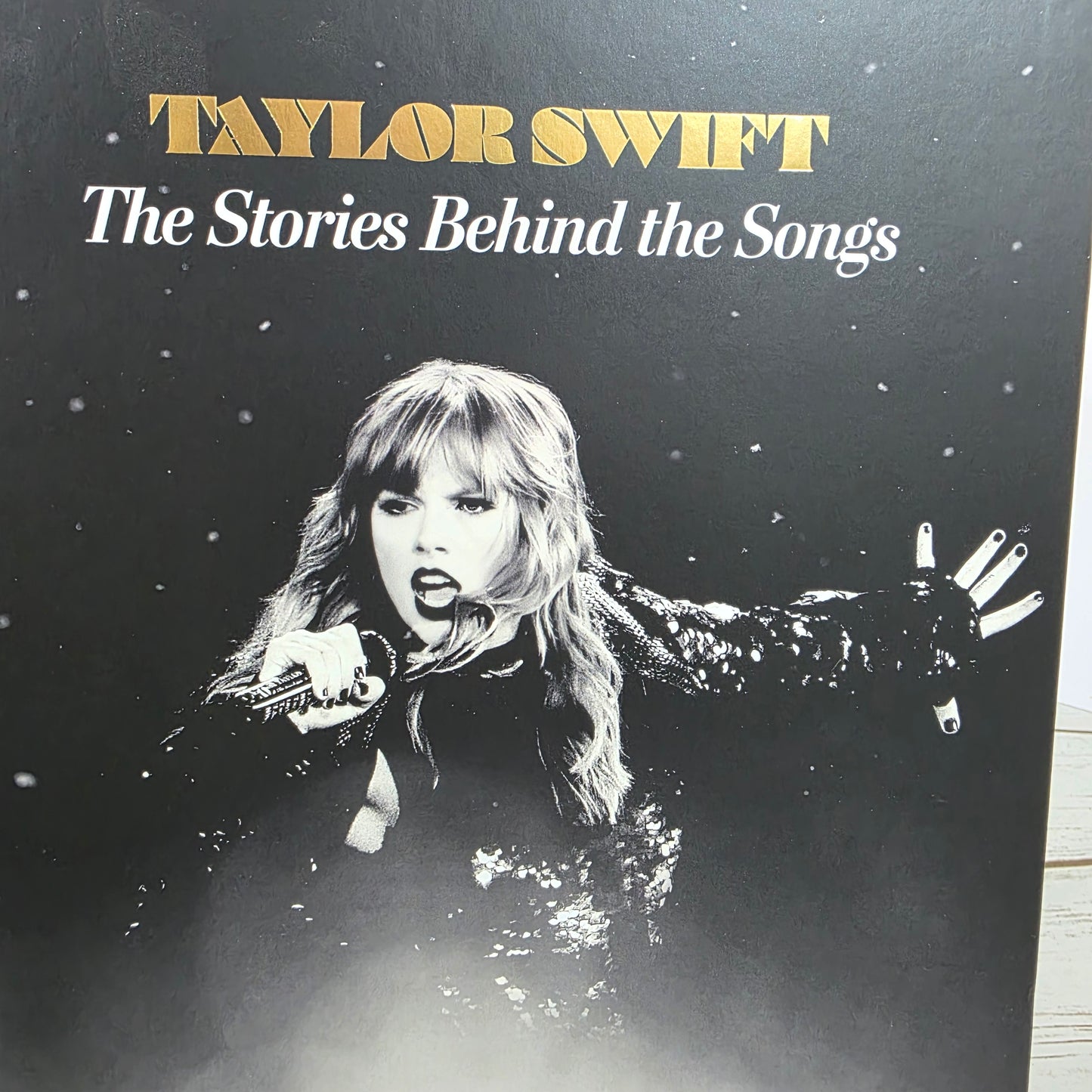 New TAYLOR SWIFT The Stories Behind the Songs By Anne Zaleski