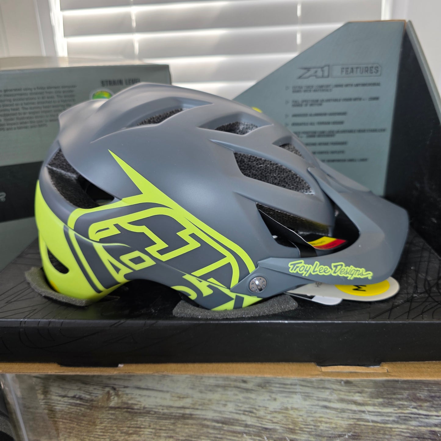 NIOB New Troy Lee Designs A1 Mips Classic Gray Yellow Small