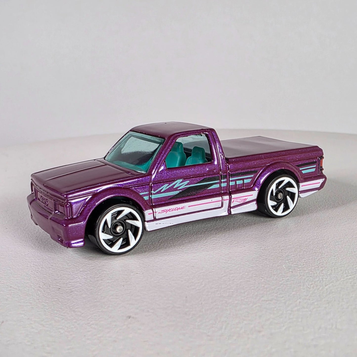 Hot Wheels 1991 GMC Cyclone Purple & White Die-Cast Truck 1:64 Scale
