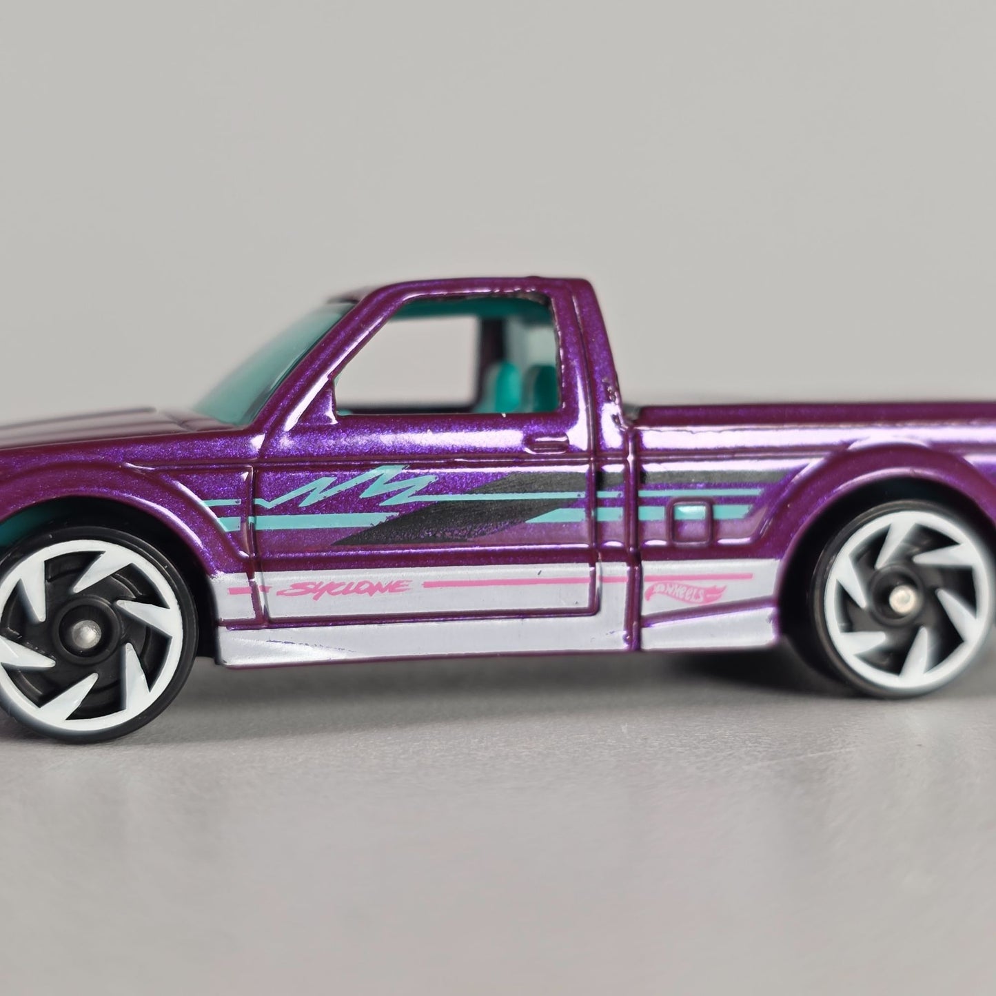 Hot Wheels 1991 GMC Cyclone Purple & White Die-Cast Truck 1:64 Scale