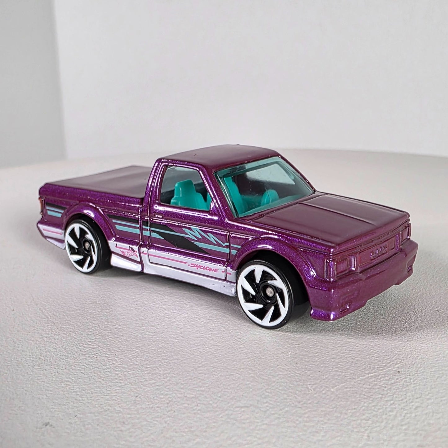 Hot Wheels 1991 GMC Cyclone Purple & White Die-Cast Truck 1:64 Scale