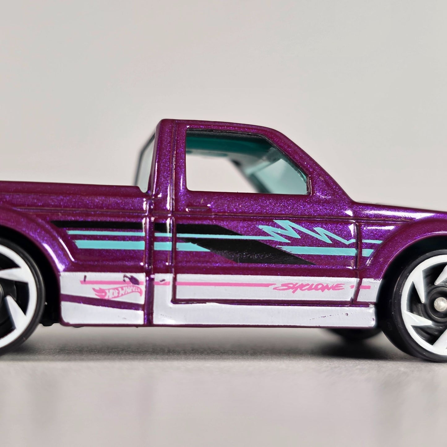 Hot Wheels 1991 GMC Cyclone Purple & White Die-Cast Truck 1:64 Scale