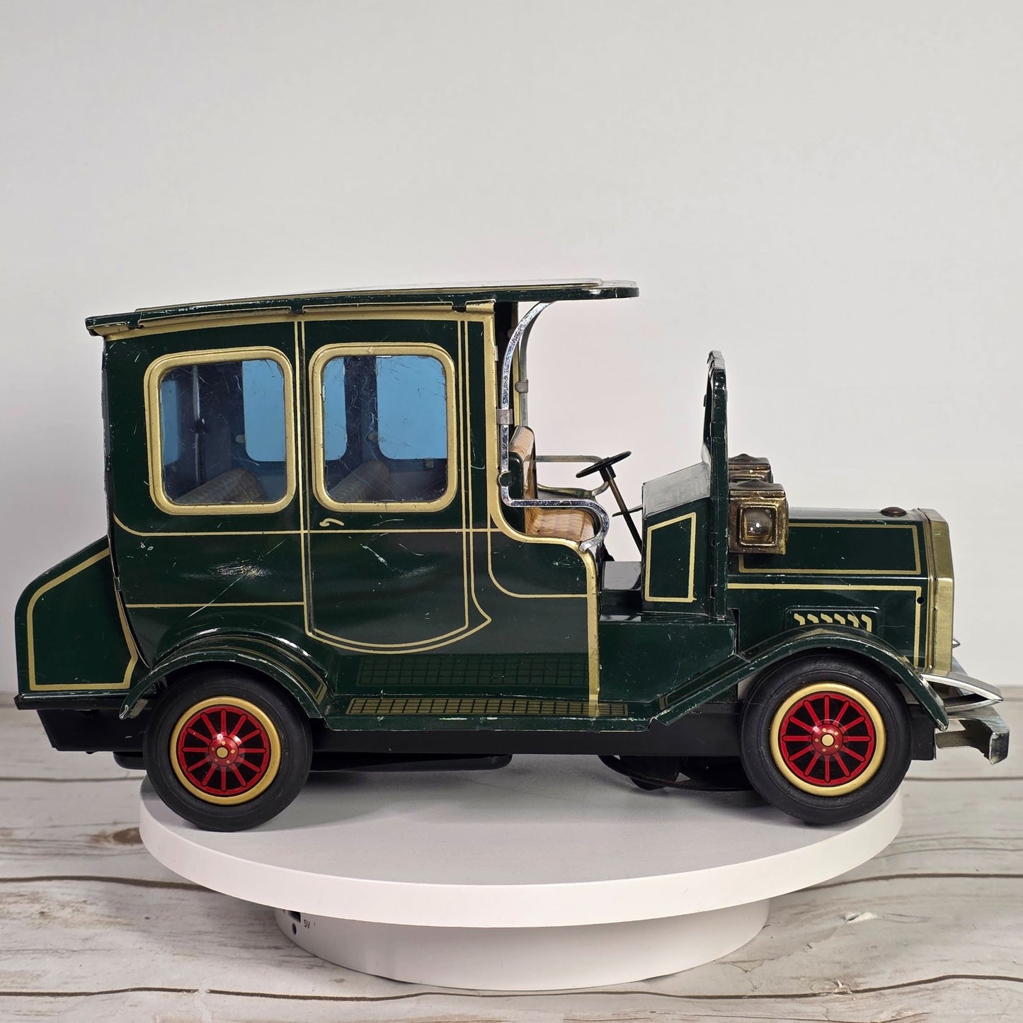 Vintage 1960s SH Horikawa Tin Toy Touring Car Limousine Battery Operated Model UNTESTED